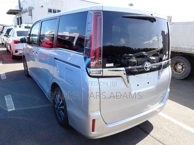 Toyota Esquire 2.0 FWD (8 seater) 2018 Silver