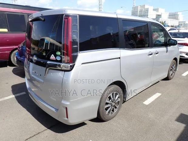 Toyota Esquire 2.0 FWD (8 seater) 2018 Silver