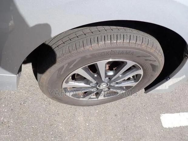 Toyota Esquire 2.0 FWD (8 seater) 2018 Silver