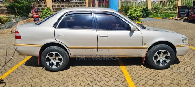 Toyota Corolla 2000 Gold