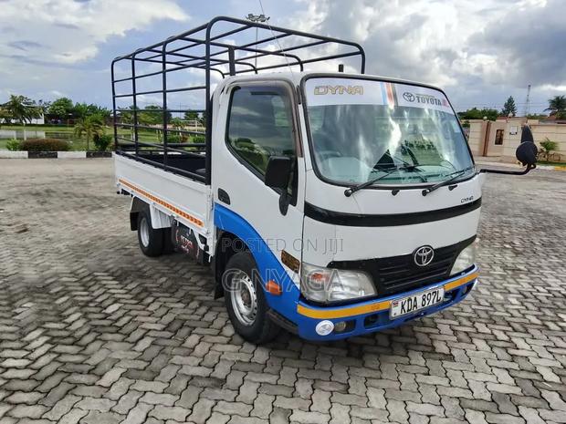 Toyota Dyna 2014 White