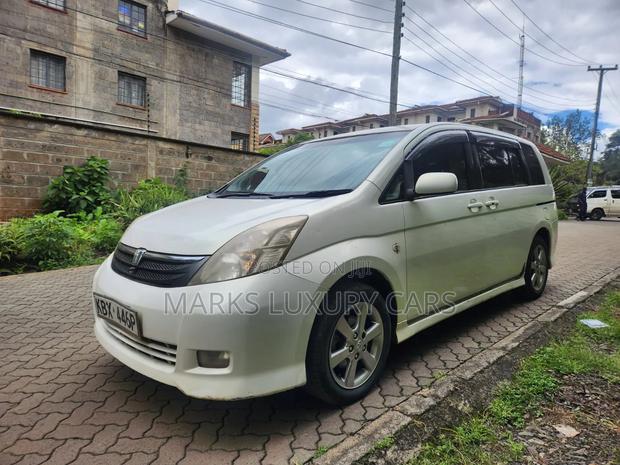 Toyota ISIS 2006 White