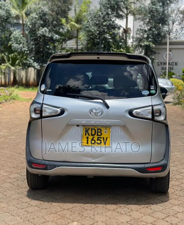 Toyota Sienta 2015 Silver