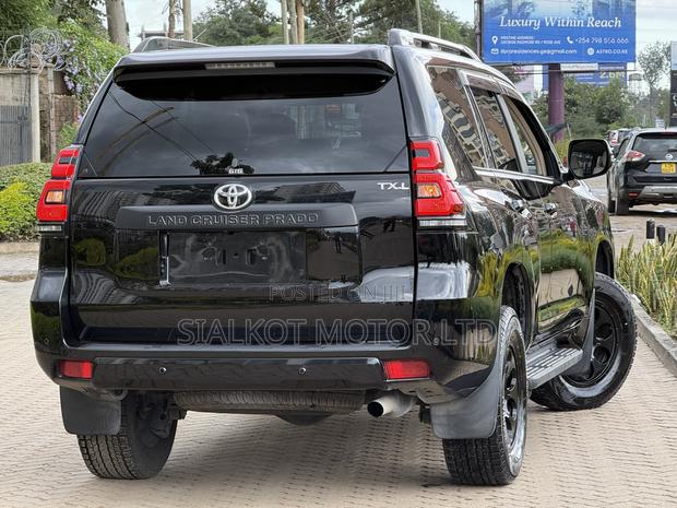 Toyota Land Cruiser Prado 2.7 2022 Black