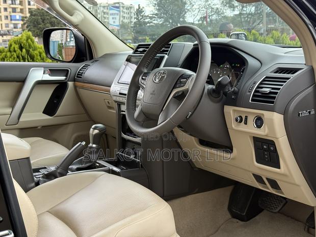 Toyota Land Cruiser Prado 2.7 2022 Black