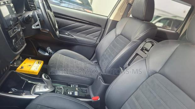 Mitsubishi Outlander PHEV 2019 White