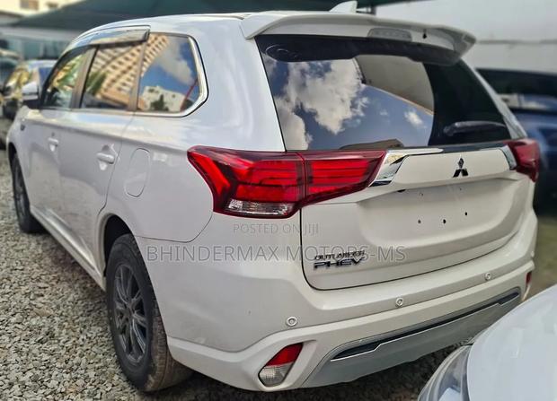 Mitsubishi Outlander PHEV 2019 White