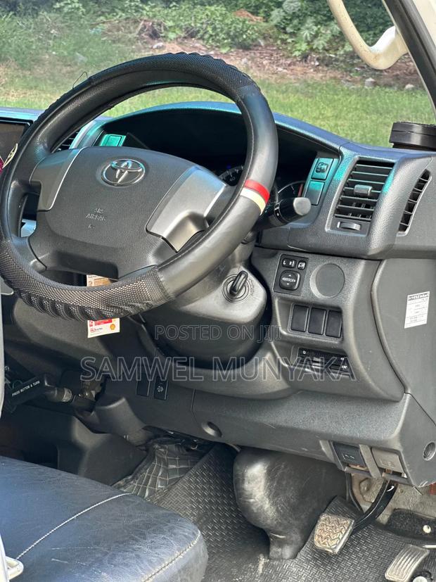 Toyota HiAce 2016 Silver
