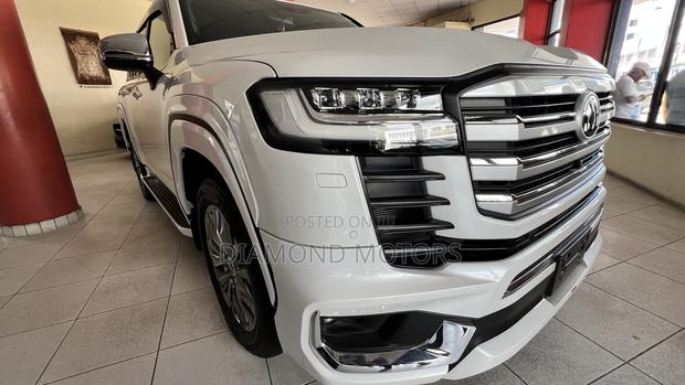 Toyota Land Cruiser LC300 2023 Off white