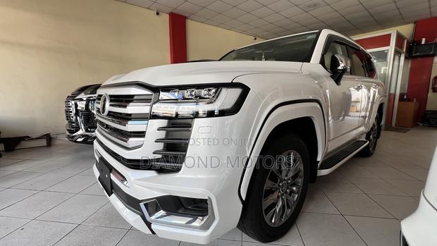 Toyota Land Cruiser LC300 2023 Off white