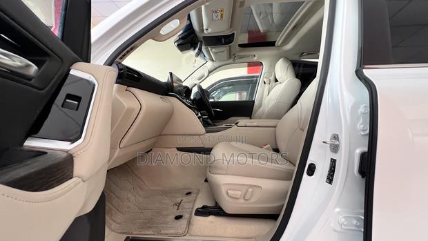 Toyota Land Cruiser LC300 2023 Off white
