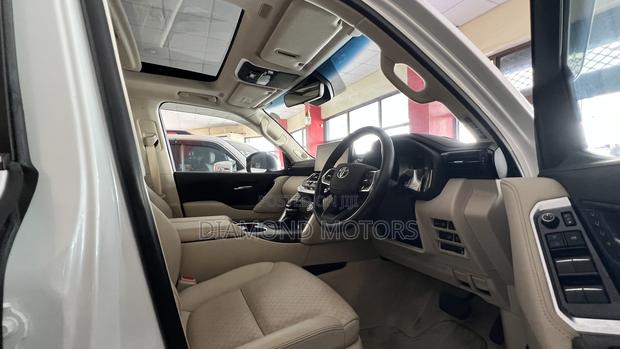 Toyota Land Cruiser LC300 2023 Off white