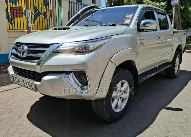 Toyota Hilux 2010 Silver