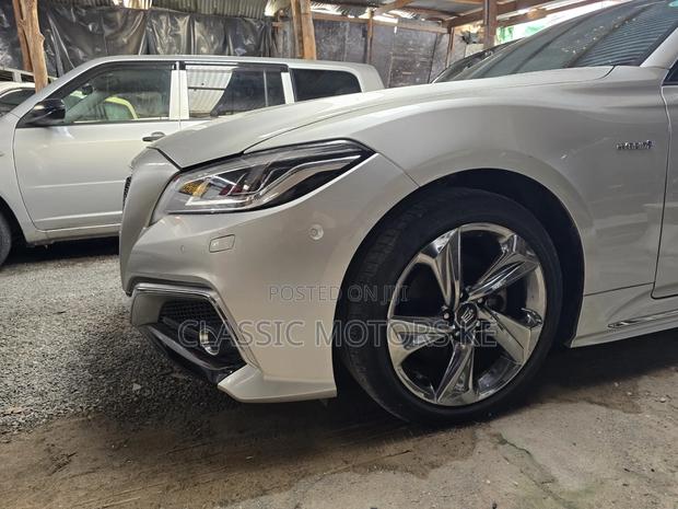 Toyota Crown 2019 Silver