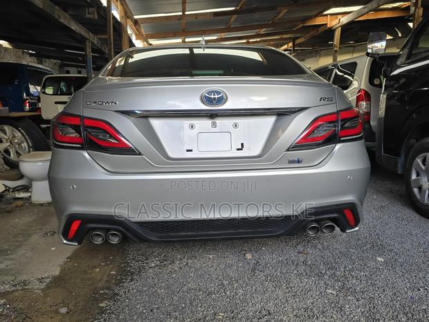 Toyota Crown 2019 Silver