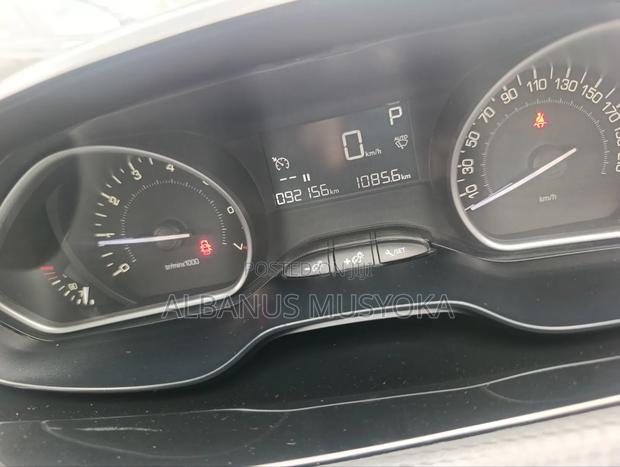 Peugeot 208 2018 Red