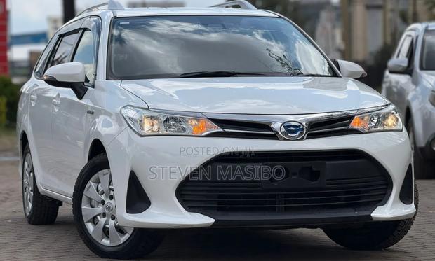 Toyota Corolla Fielder 1.5 Hybrid FWD 2019 White