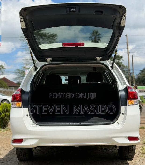 Toyota Corolla Fielder 1.5 Hybrid FWD 2019 White