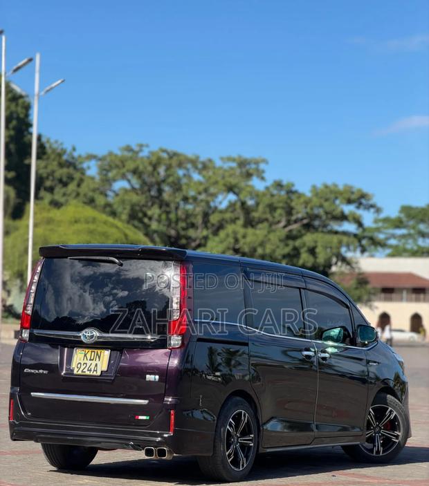 Toyota Esquire 2016 Purple