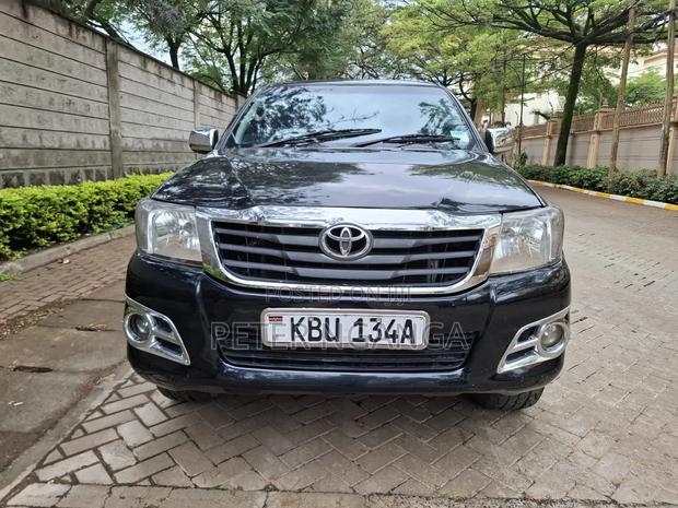 Toyota Hilux 2.5 D-4D 4X4 SRX 2012 Matt Black