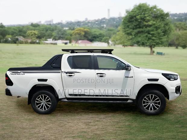 Toyota Hilux 2021 White