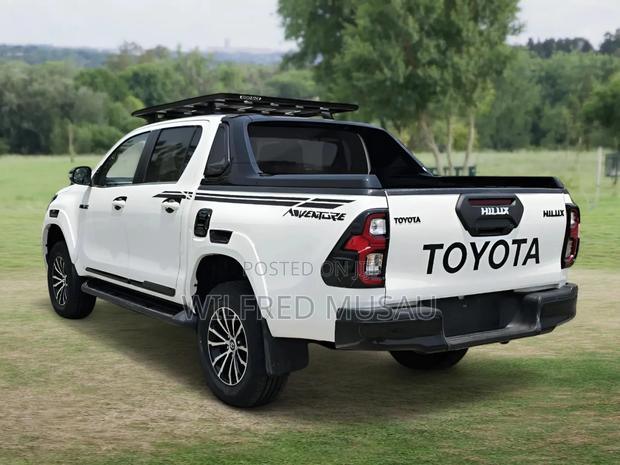 Toyota Hilux 2021 White
