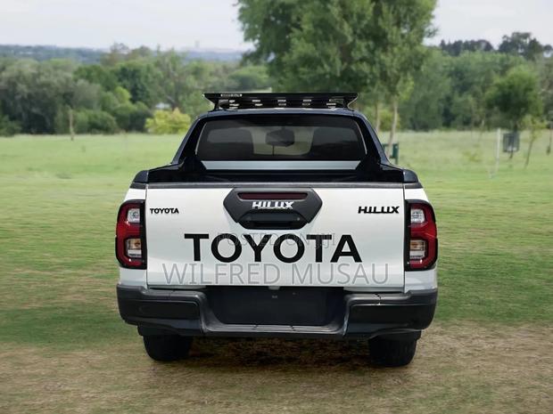 Toyota Hilux 2021 White