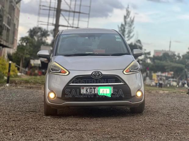 Toyota Sienta 2018 Silver