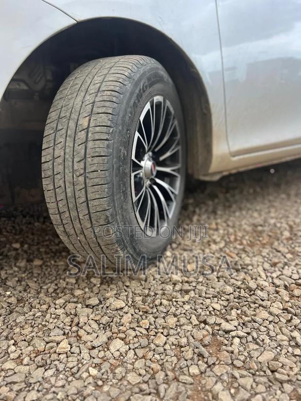 Toyota Sienta 2018 Silver