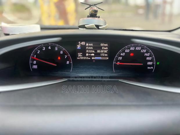 Toyota Sienta 2018 Silver