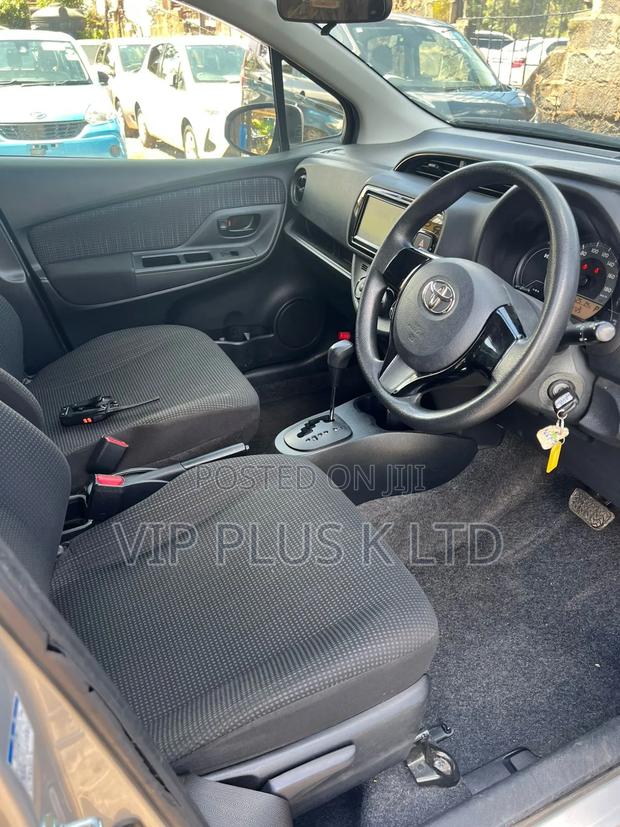 Toyota Vitz 1.3 FWD 5dr 2018 Silver