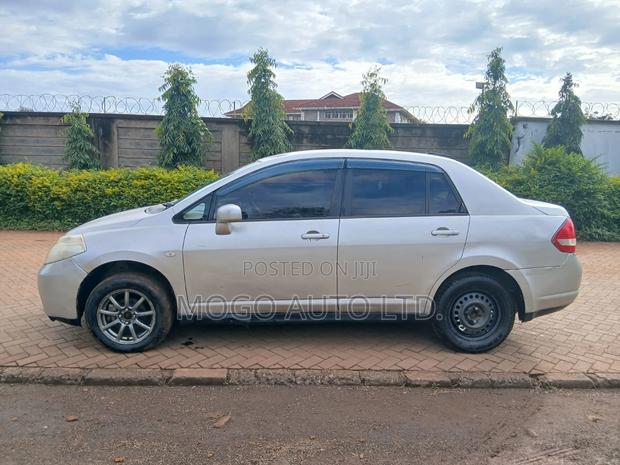 Nissan Tiida 2010 Gold