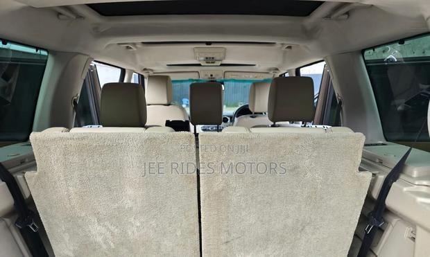 Land Rover Discovery 2010 Gray