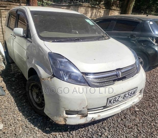 Toyota ISIS 2007 White
