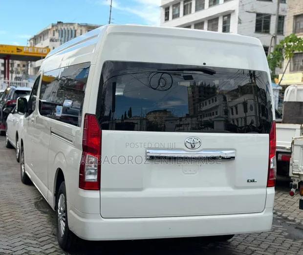 Toyota HiAce 2019 White