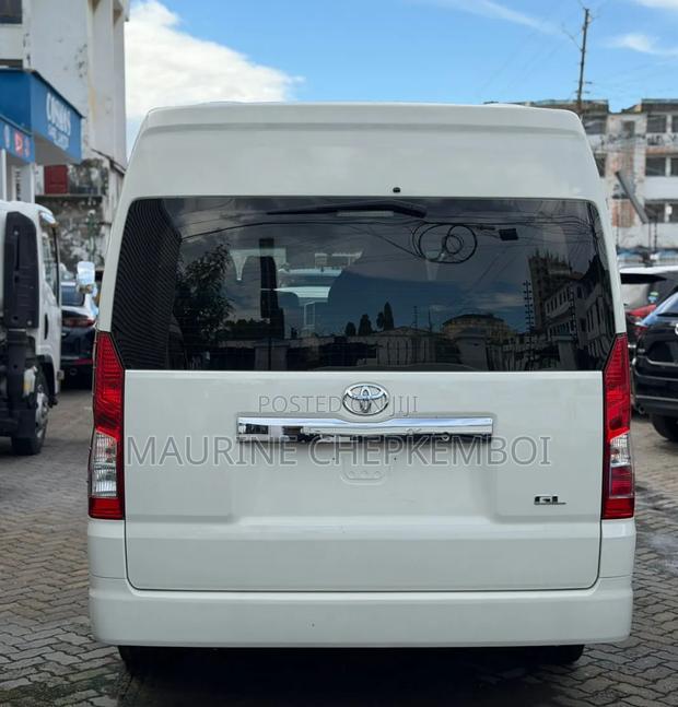 Toyota HiAce 2019 White