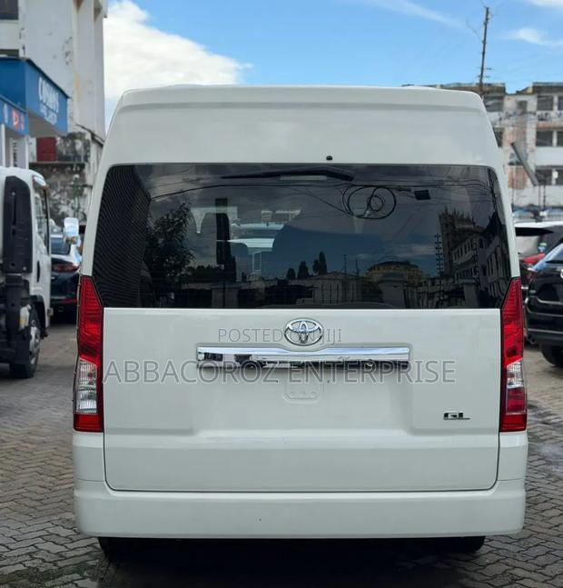 Toyota HiAce 2019 White