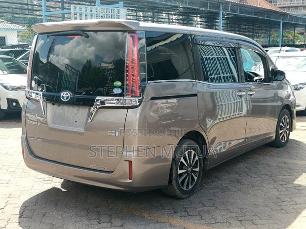 Toyota Esquire 1.8 FWD Hybrid (7 seater) 2019 Gray