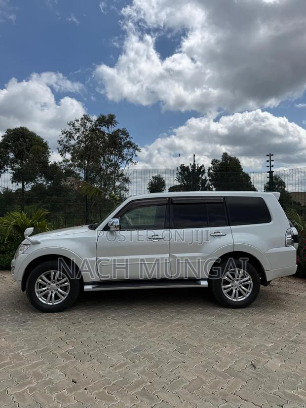 Mitsubishi Pajero Sport 2018 White