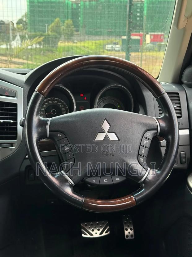 Mitsubishi Pajero Sport 2018 White