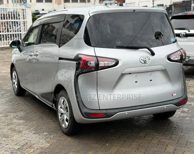Toyota Sienta 2019 Silver