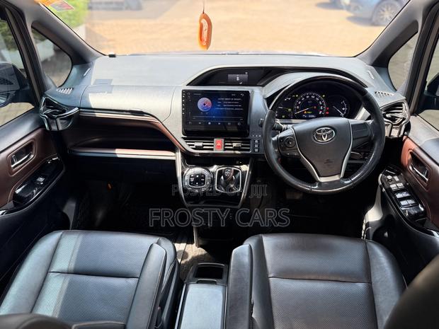 Toyota Esquire 1.8 FWD Hybrid (7 seater) 2018 Gray
