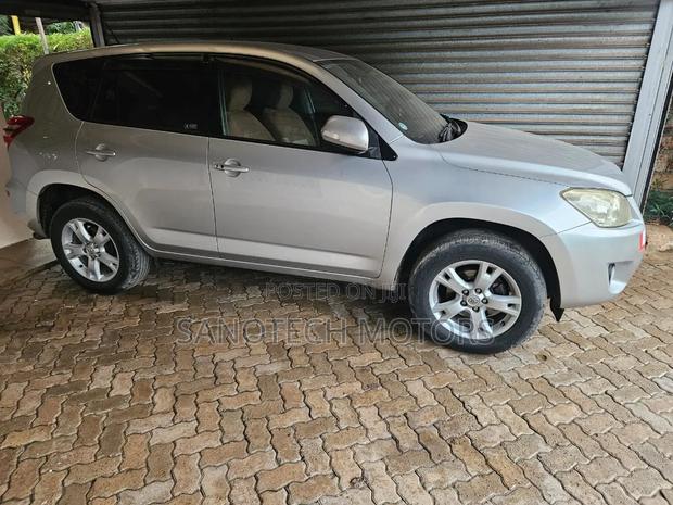 Toyota RAV4 2011 Silver