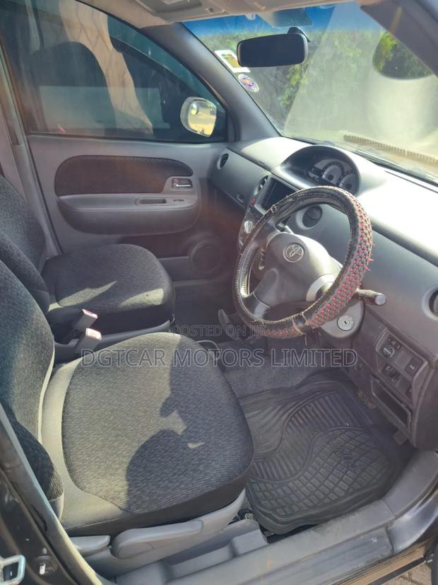 Toyota Sienta 2012 Gray