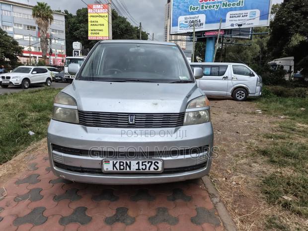 Toyota Voxy 2004 Silver