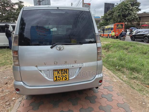 Toyota Voxy 2004 Silver