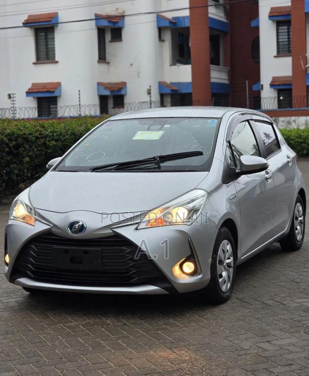 Toyota Vitz 1.5 FWD Hybrid 5dr 2019 Silver