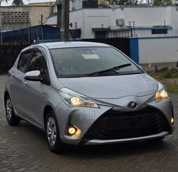Toyota Vitz 1.5 FWD Hybrid 5dr 2019 Silver