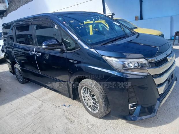Toyota Noah 1.8 FWD Hybrid (7 seater) 2019