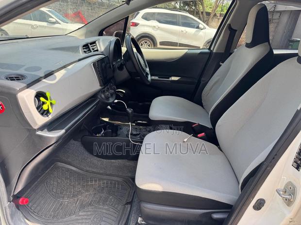 Toyota Vitz 1.3 FWD 5dr 2014 Pearl